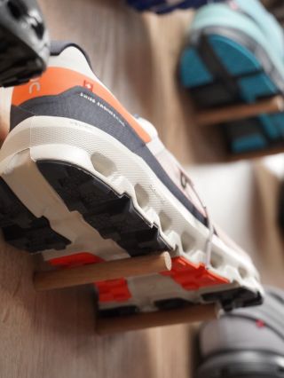 Boty. Běh. Fokus. Žádné výmluvy. 🏃‍♂️🤖 Když technika maká a ty jen běžíš dál.“ 👉 kamenná prodejna YoSport, Elan v Havíŕově...