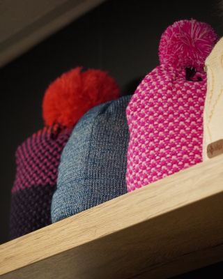 V naší kamenné prodejně to nejsou jen boty 👟 Najdeš u nás bundy, čepice, batohy, ponožky i trička. Všechno, co potřebuješ...